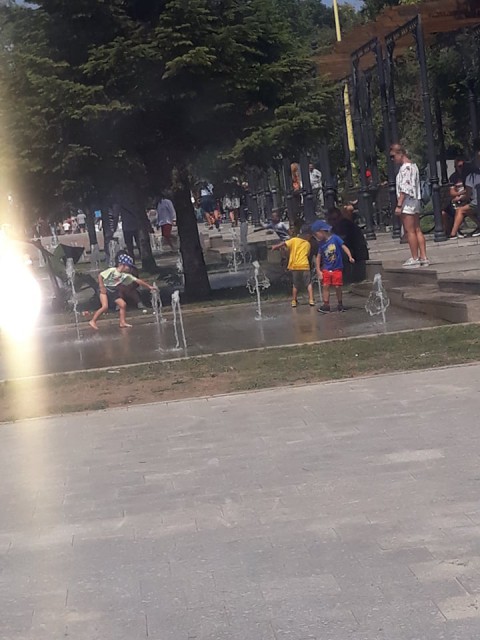 Bălăceală în parcul din fața Primăriei Constanța!