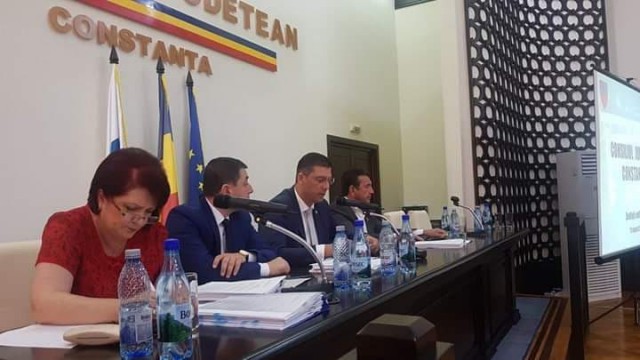 Consilierii judeţeni, întruniţi în şedinţă. Liberalul Iordache, interpelare cu privire la tarifele pentru transportul judeţean