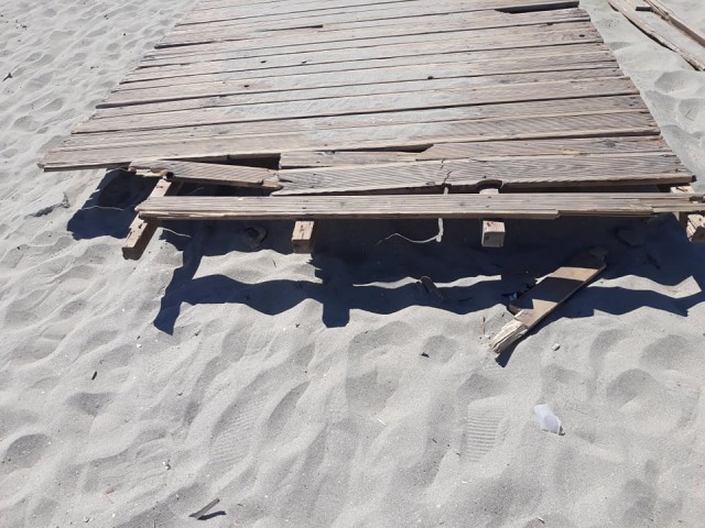 PERICOLELE din MAMAIA: Turiștii riscă să-și rupă gâtul în aleile din lemn amenajate de administratorii plajelor