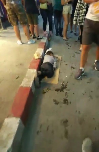 Copii înfometați, desculți, nespălați, trimiși la cerșit până la extenuare al Costinești. Polițiștii au întocmit DOSARE PENALE