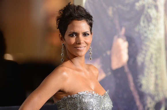Halle Berry a pozat fără sutien în ziua în care a împlinit 53 de ani