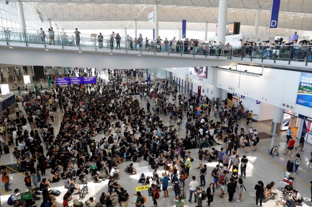 Hong Kong: Sute de manifestanţi s-au adunat pe aeroport pentru a-i ''primi'' pe vizitatorii străini