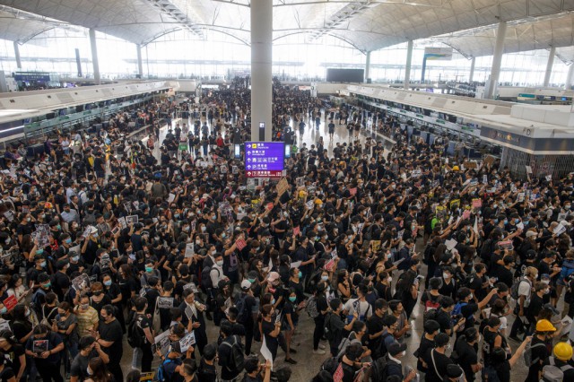 China: Peste 5.000 de manifestanţi pe aeroportul internaţional din Hong Kong