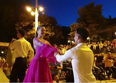 EMOȚIONANT! Un dansator și-a cerut în căsătorie iubita, pe faleza de la Cazino