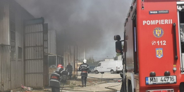 INCENDIU la un DEPOZIT de MATERIALE de CONSTRUCȚII din Constanța! Video