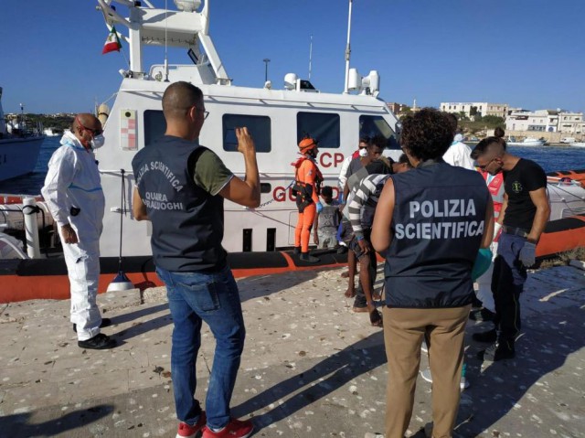 Italia - migranţi: Salvini lasă 27 de minori să debarce în Lampedusa