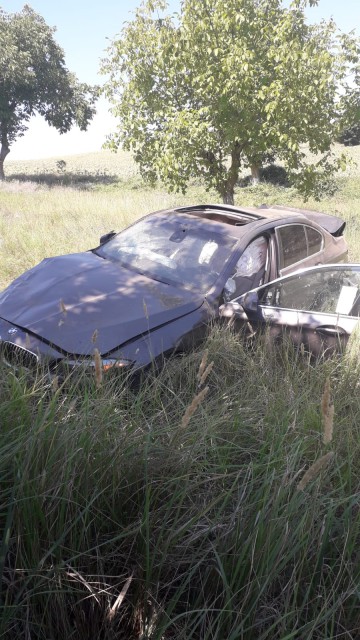 Un bărbat s-a răsturnat cu mașina și s-a oprit într-o livadă!
