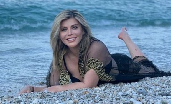 Loredana Groza, cu sânii sugrumați în cea mai decoltată rochie. Poza care a aruncat internetul în aer