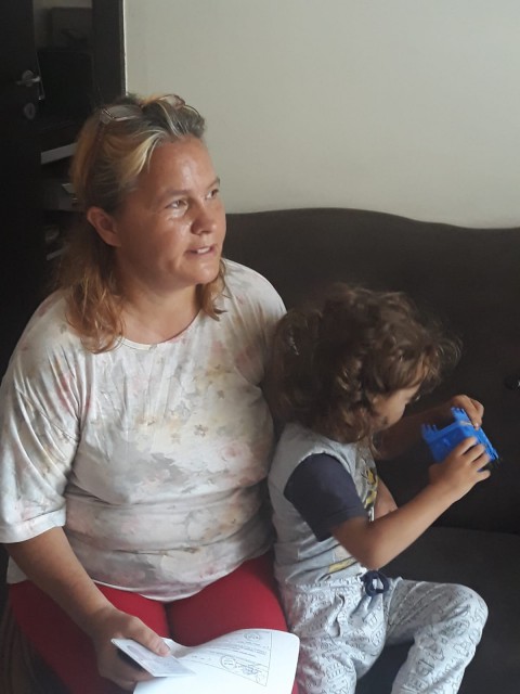O mămică și băieţelul ei de 4 ani riscă să ajungă pe drumuri! Primăria i-a oferit o locuinţă, însă femeia a refuzat!