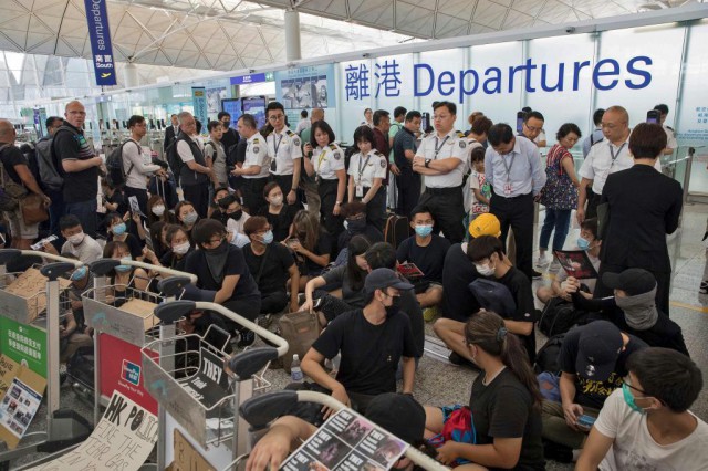 Aeroportul din Hong Kong anunţă că a obţinut un ordin de interdicţie împotriva protestatarilor