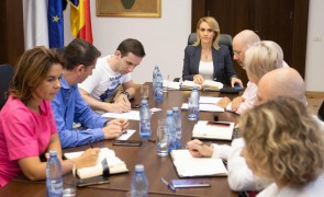 Gabriela Firea s-a întâlnit cu organizatorii mitingului de sâmbătă: Primăria oferă 10.000 de sticle de apă și 4.000 de litri de apă potabilă Gabriela Firea s-a întâlnit cu organizatorii mitingului de sâmbătă: Primăria oferă 10.000 de sticle de apă și 4.000 de litri de apă potabilă