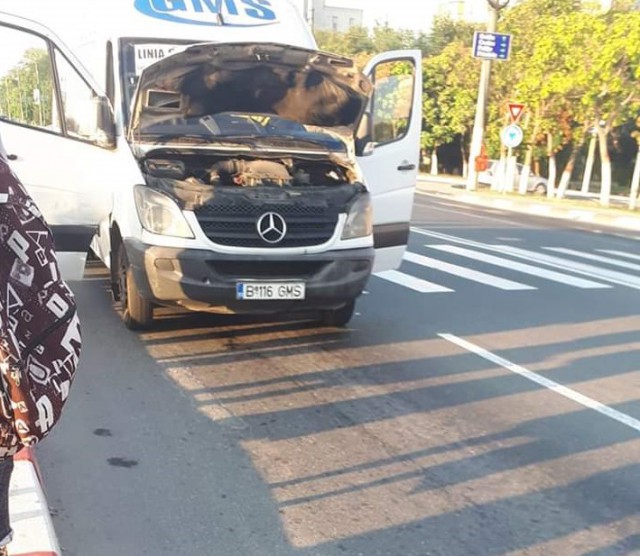 Un microbuz de transport persoane a luat foc pe podul de la Năvodari