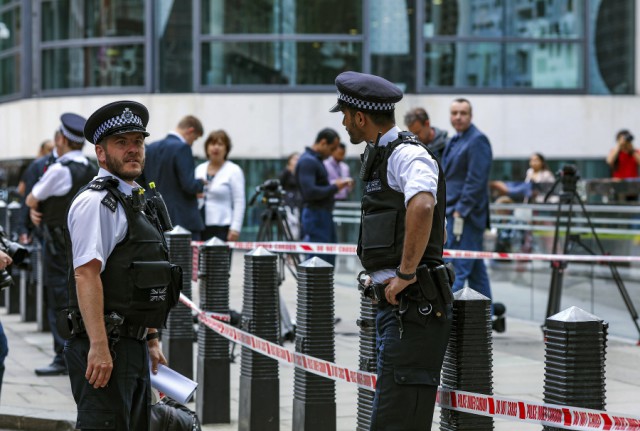 Un bărbat înjunghiat în faţa Ministerului de Interne din Londra