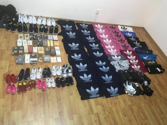 Depistați de jandarmi în timp ce comercializau produse 'de firmă' pe plajă