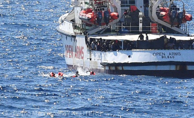 Open Arms: Migranţi disperaţi se aruncă în mare, situaţia „a scăpat de sub control“, afirmă organizaţia spaniolă