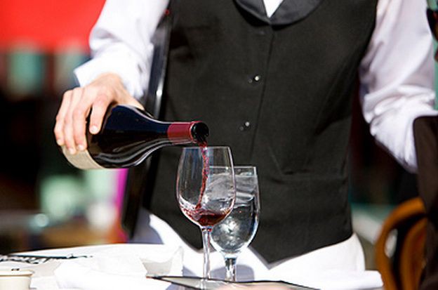 Vara se numără banii în HoReCa: cât plătesc patronii de pe litoral pentru ospătari, barmani și cameriste
