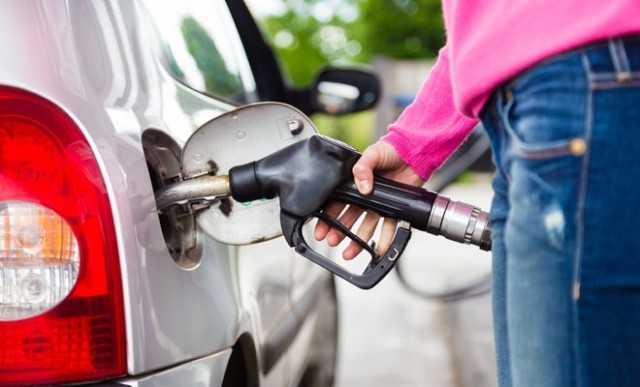 Transportatorii rutieri solicită Guvernului plafonarea preţurilor la motorină şi benzină
