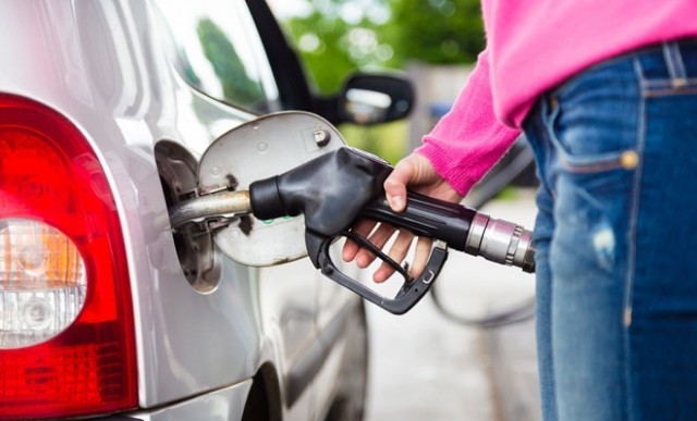 Vineri dimineață a fost înregistrată cea mai mare scumpire de la începutul războiului din Iran. Cât au ajuns să coste benzina și motorina