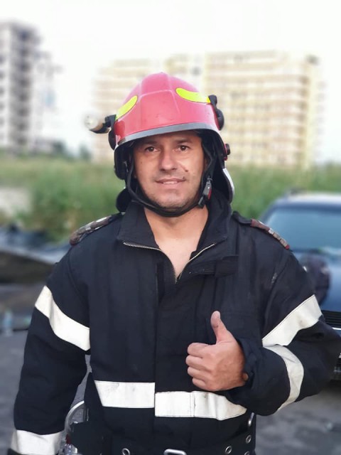 După ore de luptă cu focul, pompierii care au intervenit în Mamaia mai au puterea să zâmbească!