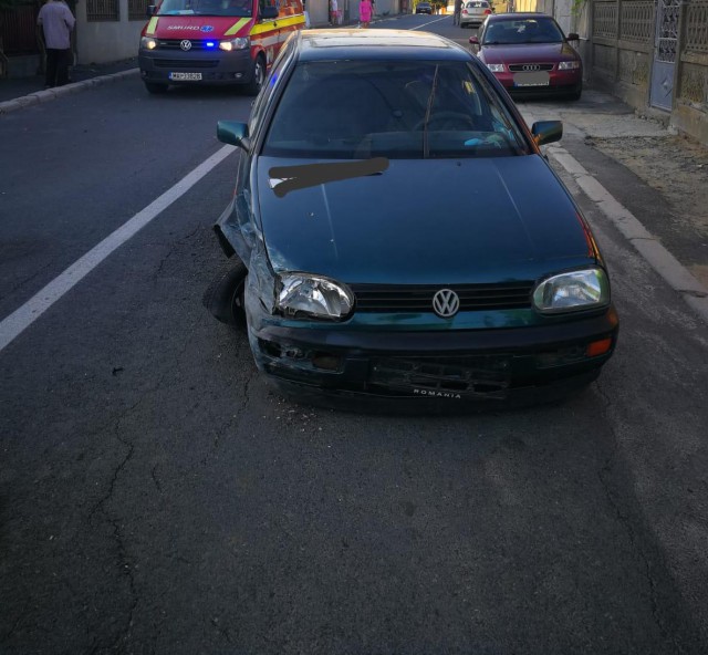 Un tânăr a intrat cu mașina în gardul unui imobil!