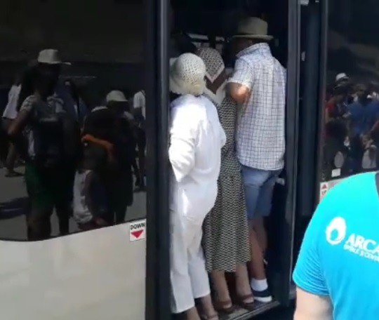 Şi mai mulți pensionari vor avea gratuitate la călătoria cu autobuzele RATC