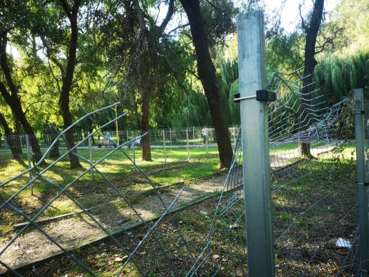 Țarcurile pentru câini din Parcul Tăbăcărie au fost vandalizate!