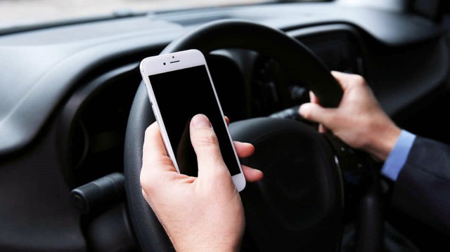 MODIFICĂRI la CODUL RUTIER: e INTERZISĂ folosirea cu mâinile, în orice mod, a telefonului mobil!