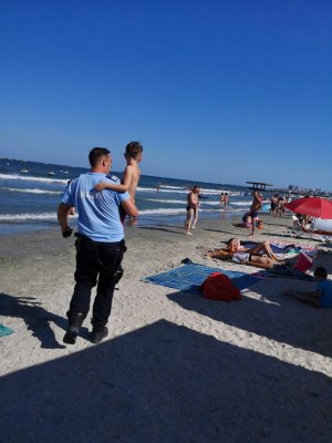 Copil de 6 ani, rătăcit pe o plajă din Mamaia. Jandarmii l-au găsit și l-au predat mamei