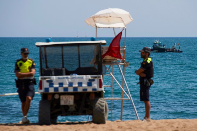 O plajă din Barcelona, evacuată după descoperirea unui dispozitiv exploziv în mare