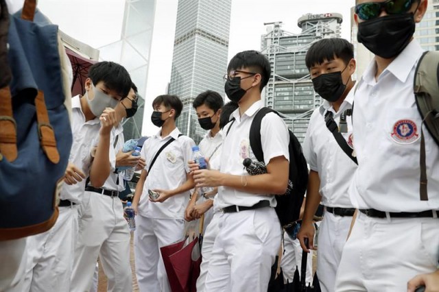 China: Elevi şi studenţi din Hong Kong protestează în prima zi de şcoală