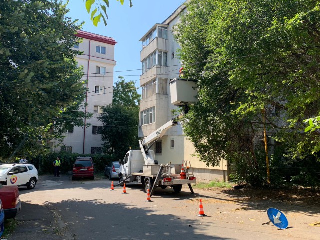 Intervenție în Poarta 6. Bucată de tablă desprinsă de pe un acoperiș, pericol pentru constănțeni