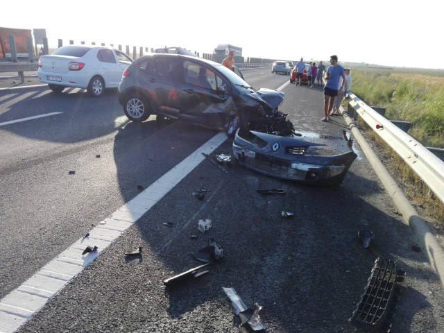 Accident pe A2: o mașină a fost proiectată pe balustrada mediană