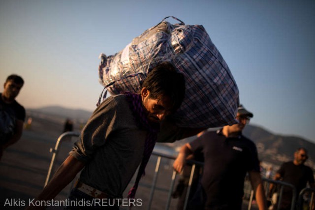Grecia: A început transferul de refugiaţi din insula Lesbos în nordul ţării