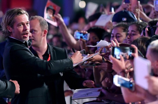 Brad Pitt, întâmpinat cu ovaţii pe covorul roşu la Festivalul de Film de la Veneţia