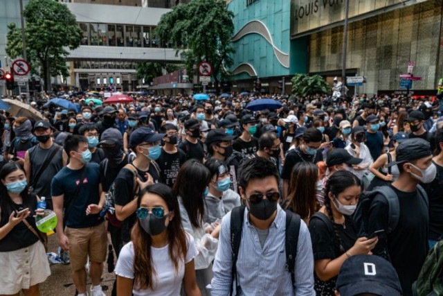 Hong Kong: Sute de manifestanţi prodemocraţie încearcă să blocheze drumul spre aeroport