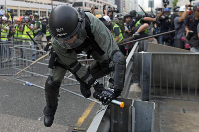 Hong Kong: Poliţia a operat 29 de arestări după violenţele din Kowloon