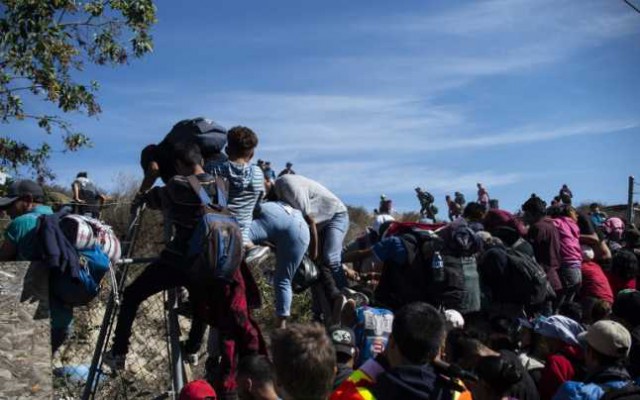 Aproape 300 de migranţi care se îndreptau spre SUA au fost arestaţi de poliţia mexicană