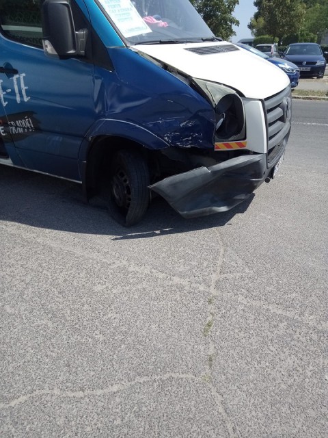 PANICĂ la Jupiter: anvelopa unui microbuz plin cu călători a explodat! A fost proiectat în alte două mașini parcate pe trotuar
