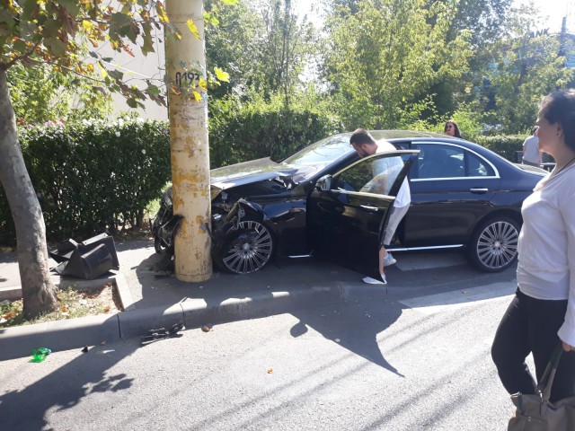 ACCIDENT în zona City Park Mall: o mașină s-a OPRIT în STÂLP!