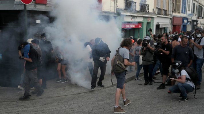 Franţa: Poliţia a folosit tunuri cu apă şi gaze lacrimogene pentru dispersarea protestatarilor anti-G7