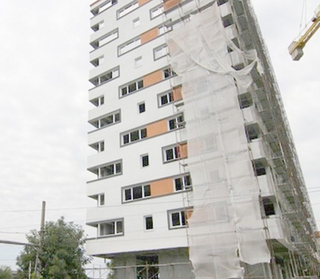 Blocul de pe care a sărit consilierul judeţean Stelian Fronescu se modifică. Din nou!