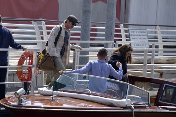 Brad Pitt are o nouă prietenă? Cei doi au fost văzuți plimbându-se cu barca prin Veneția