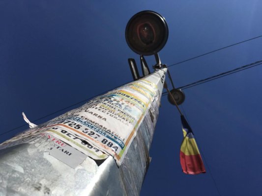 Primăria Constanța a demarat o campanie de eliminare a afișelor lipite ilegal pe stâlpii din oraș