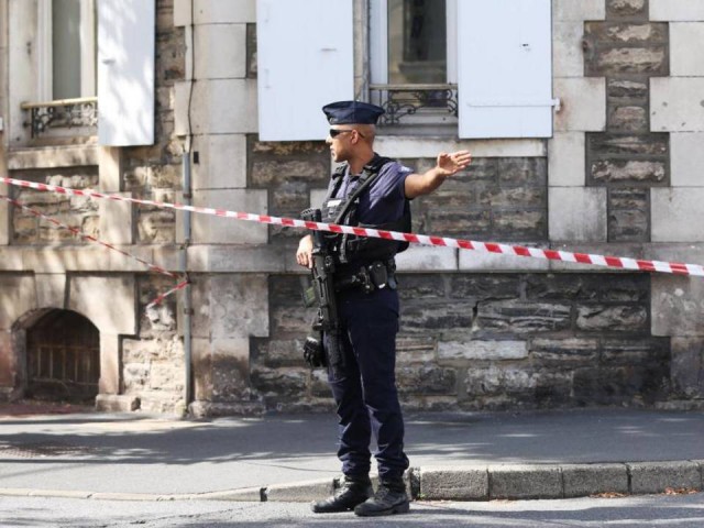 Atacul de la Lyon, comis cu un cuţit şi o ţepuşă de rotisor; un mort, 8 răniţi şi circa 20 de persoane în stare de şoc