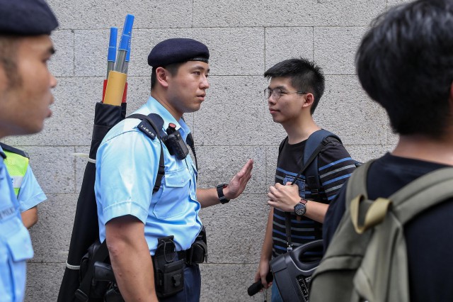 Hong Kong: Militantul prodemocraţie Joshua Wong a fost arestat