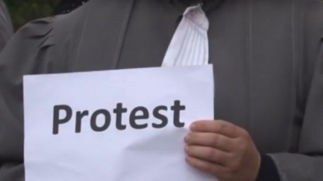 Grefierii ameninţă cu proteste, nemulţumiţi de salarii şi de condiţiile de muncă