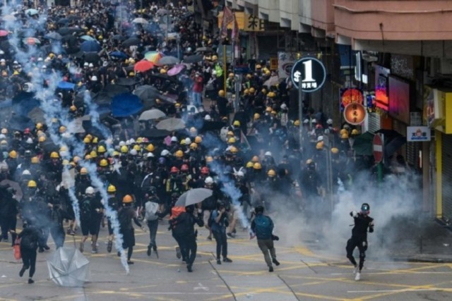 Poliţia din Hong Kong foloseşte din nou gaze lacrimogene pentru dispersarea manifestanţilor antiguvernamentali