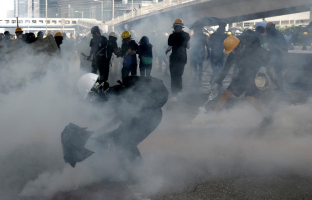 Hong Kong: Noi ciocniri între poliţie şi manifestanţi după o scurtă acalmie