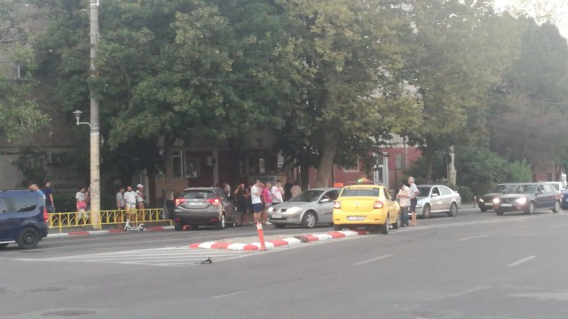 Un taximetru nu a acordat prioritate în sensul giratoriu: A IEȘIT PRĂPĂD!