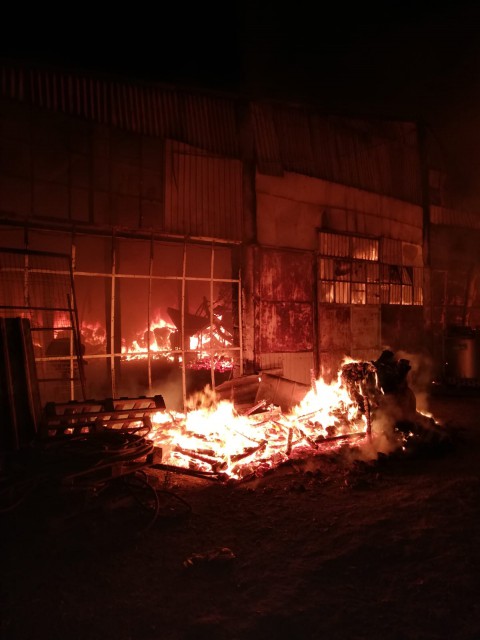 Incendiu de proporții în județul Tulcea: depozit cuprins de flăcări. VIDEO
